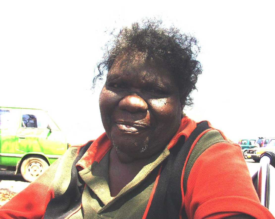 Cairns eine Aborigines auf einer Bank am Straenrand