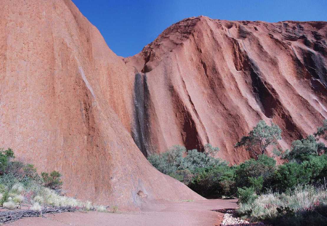 Das Mnnerloch an der Westseite des Uluru (Ayers Rock)