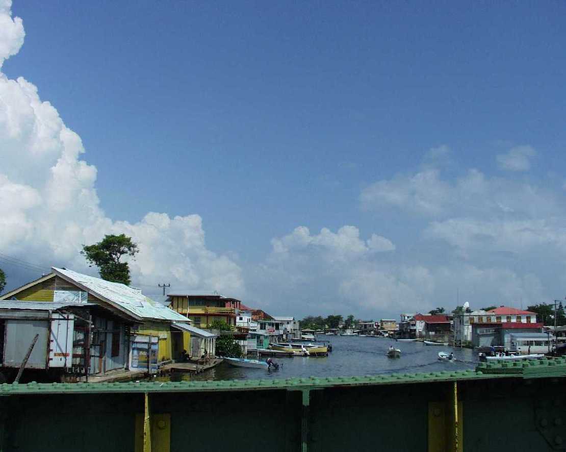 Belize City, Fischerhtten an der Swing Bridge