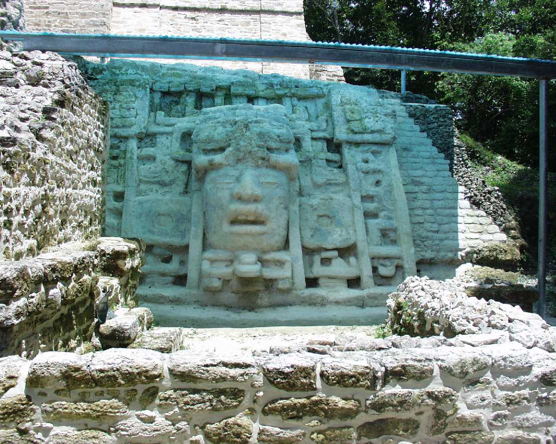 die Maske an der Maya Ruinen Lamanai