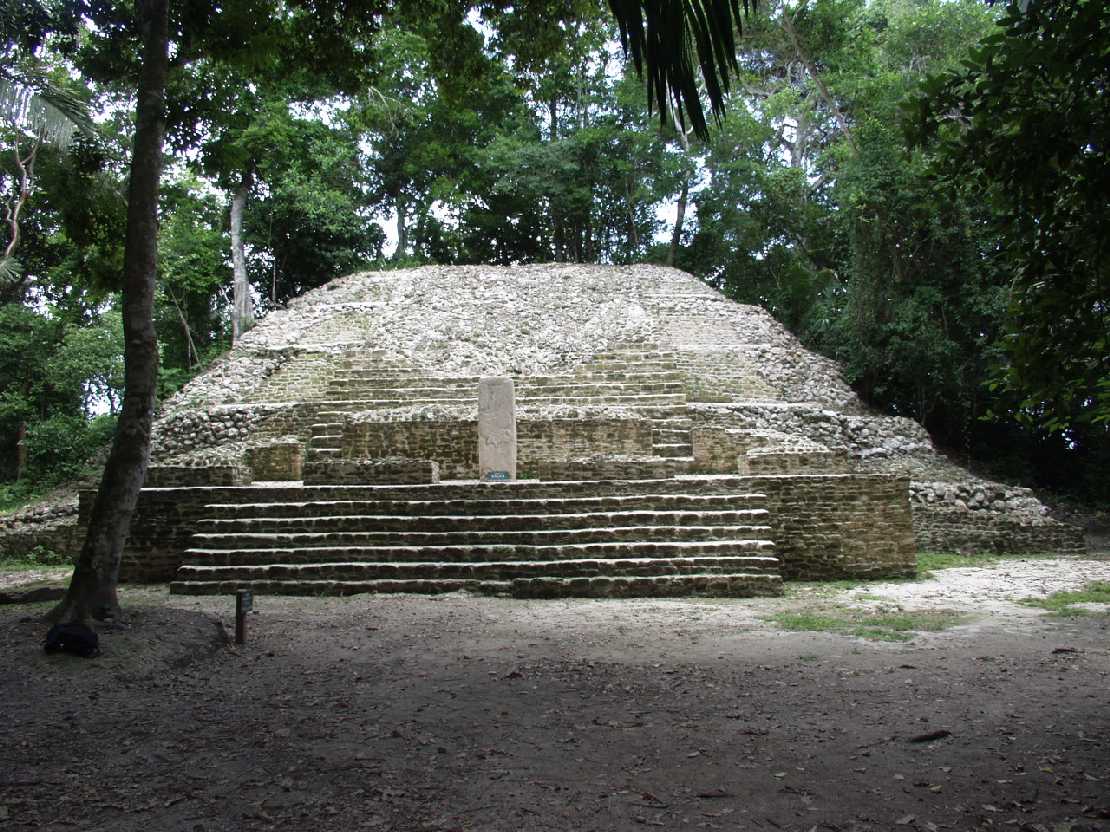 Lamanai, Stele vor einer kleinen Pyramide