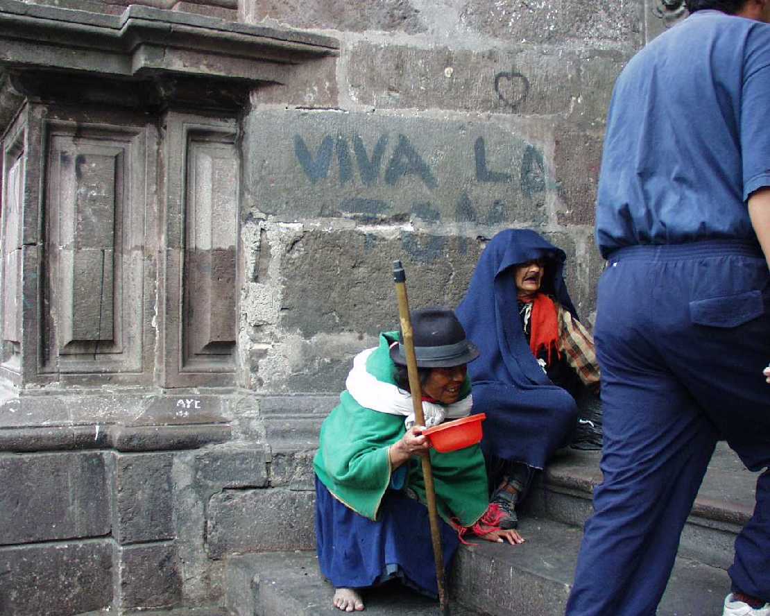 Quito Bettlerinnen an der Kirchentreppe
