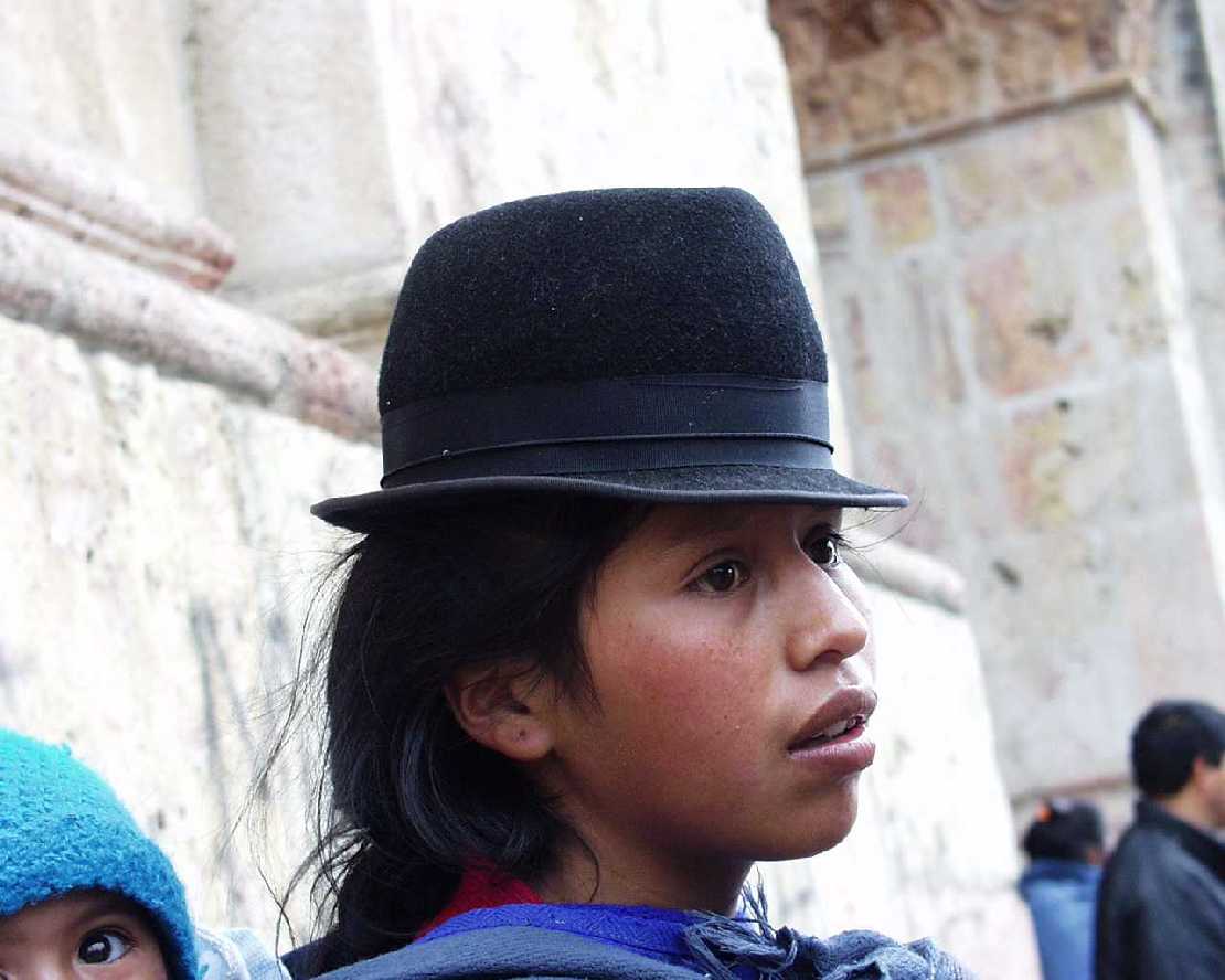 Quito, junge Frau auf dem Straenmarkt