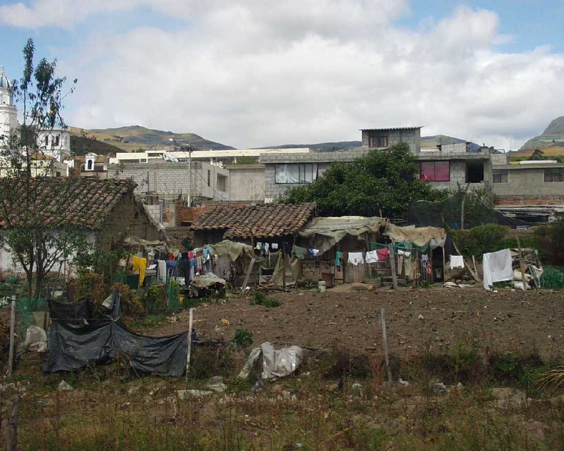 Slum und Bungalow, provozierender Kontrast