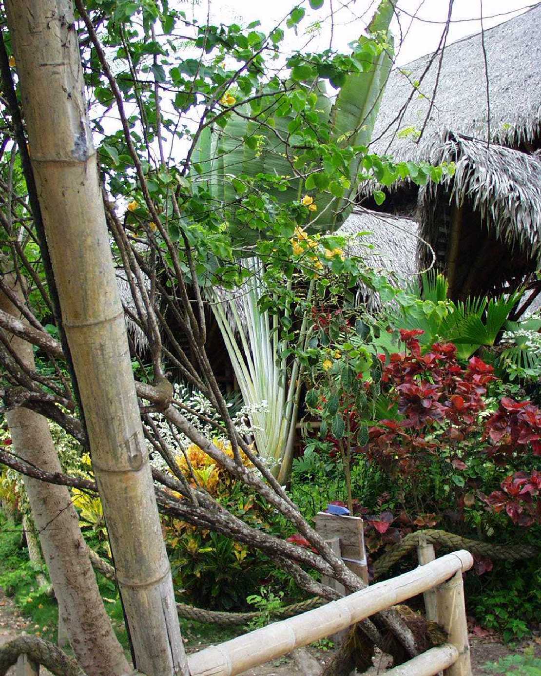 Garten der Hosteria Alandaluz im Machalilla Nationalpark