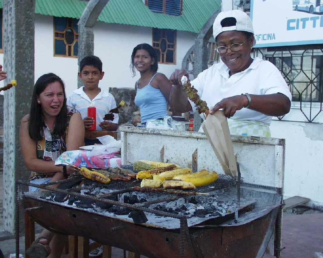 Galapagos Puerto Ayora auf Santa Cruz, Schaschlik mit Kochbanane oder Maiskolben